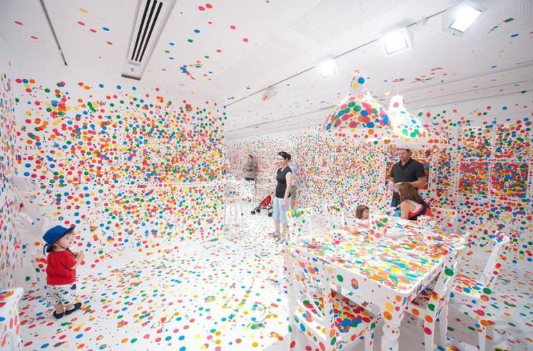 The Obliteration Room: Ecco cosa accade quando diamo migliaia di adesivi a dei bambini